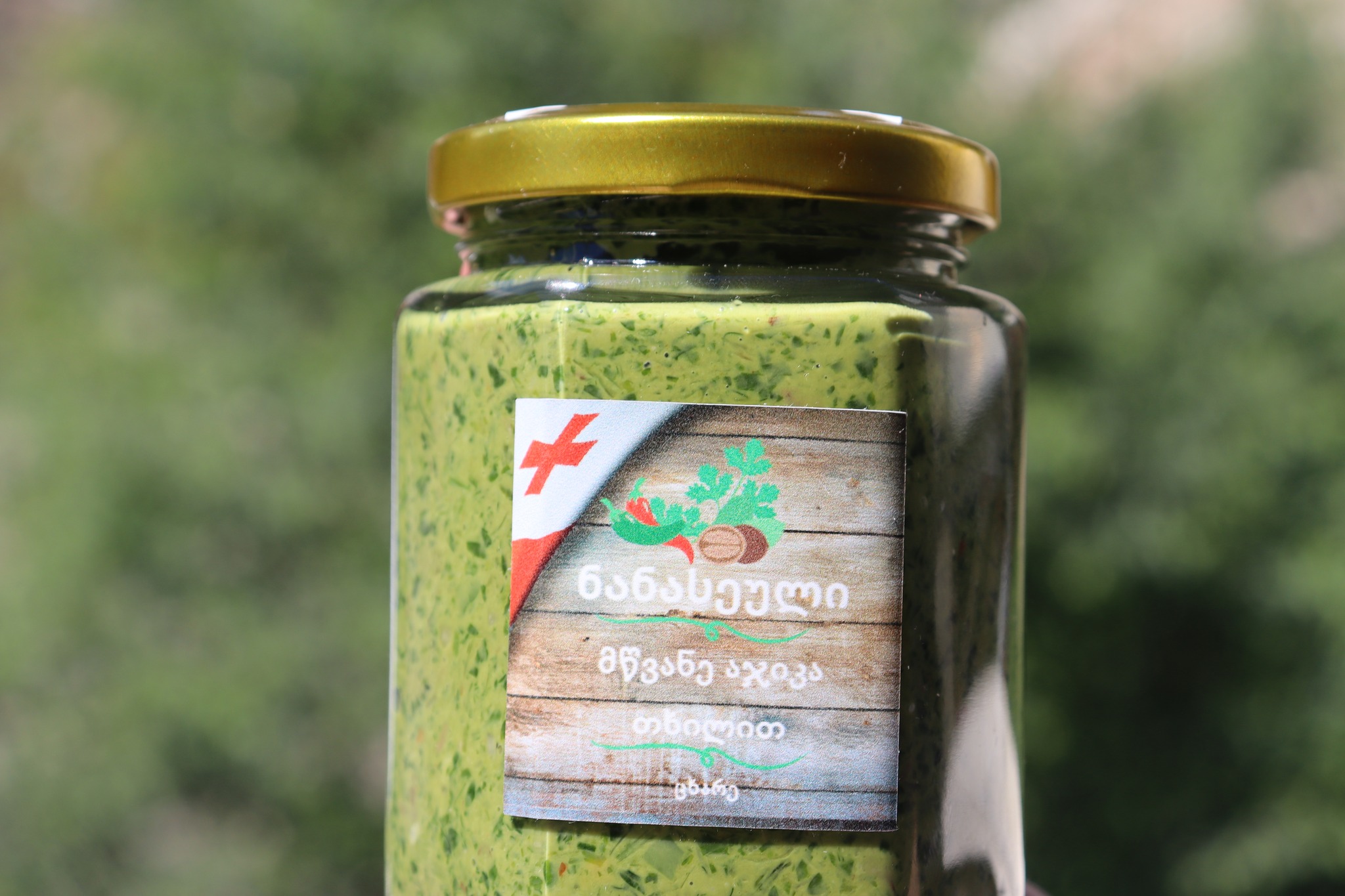 მწვანე აჯიკა თხილით